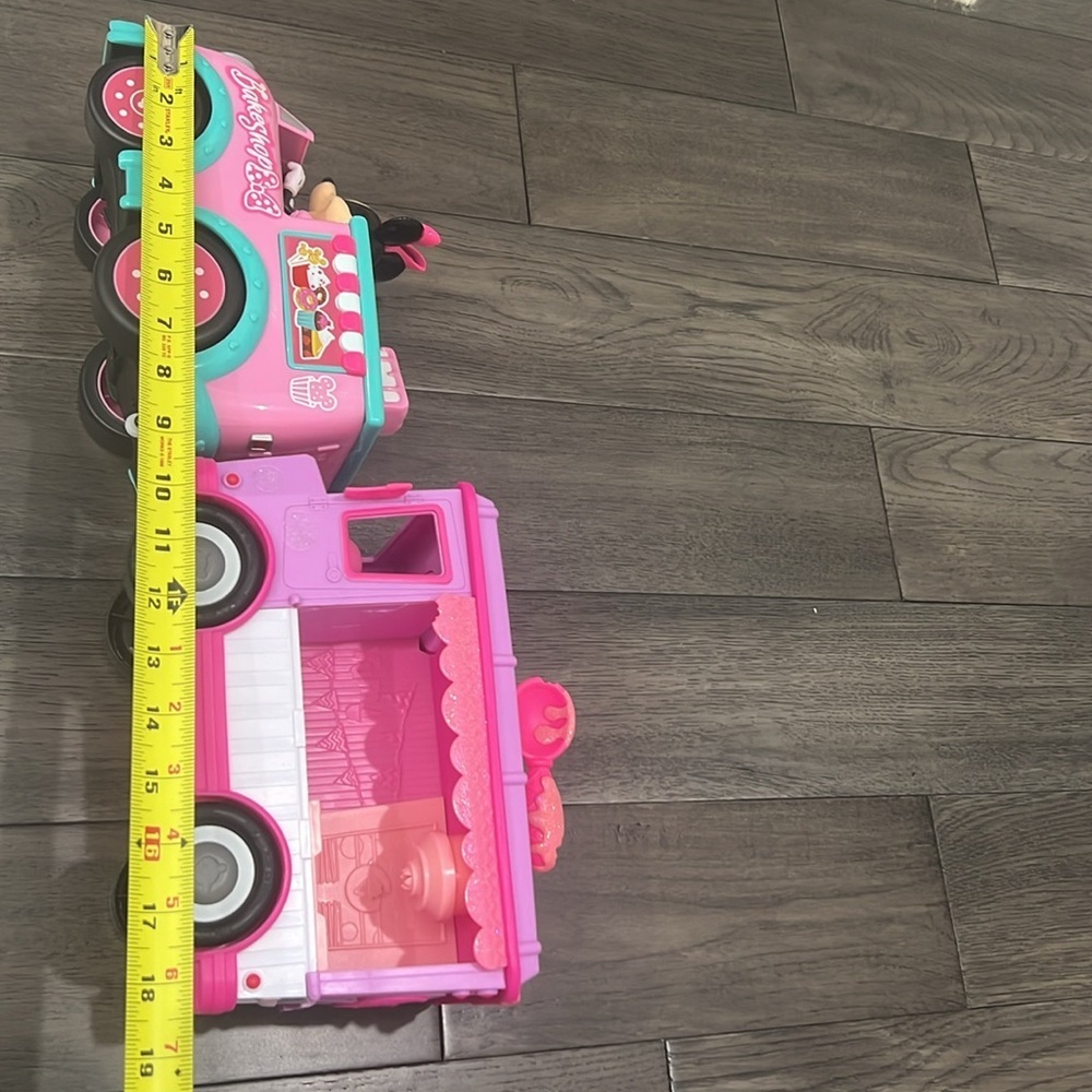 Minnie mouse bake shop truck and ice cream truck of other brand - Picture 7 of 9